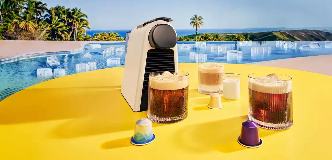 Machine à café et cafés glacés au bord d’une piscine, résultats semestriels 2026