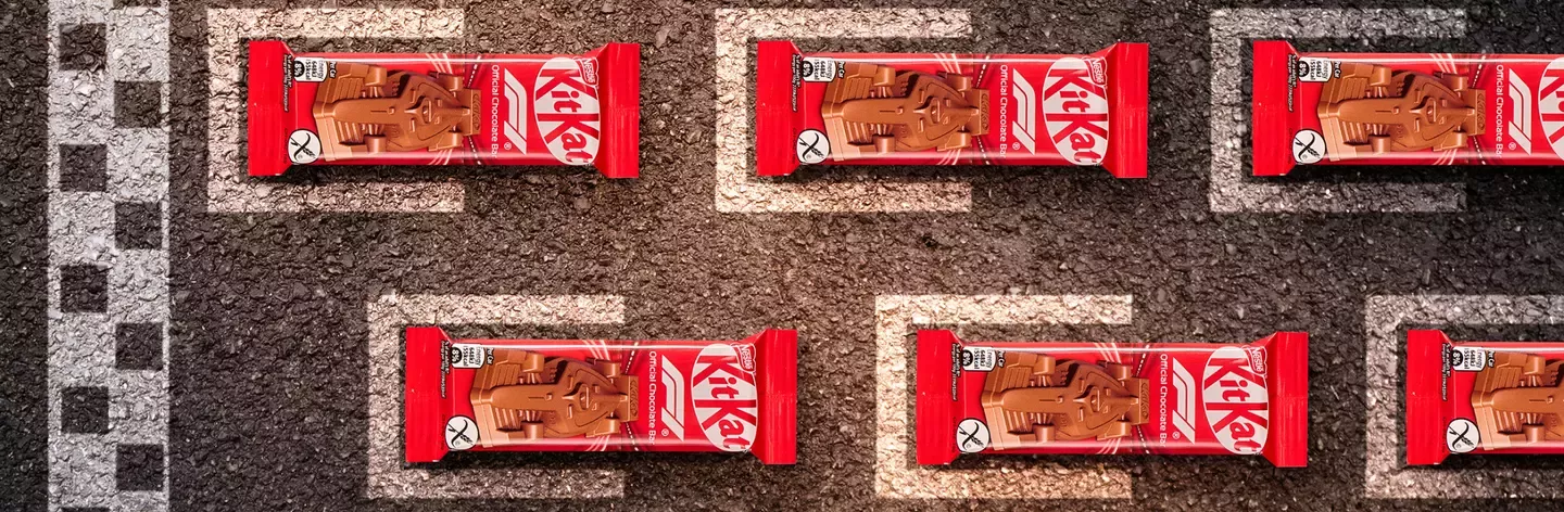 KitKat Formule 1 barres chocolatées disposées sur une grille de circuit marquant les positions de départ