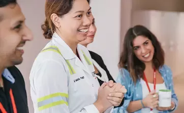 Personnes souriantes