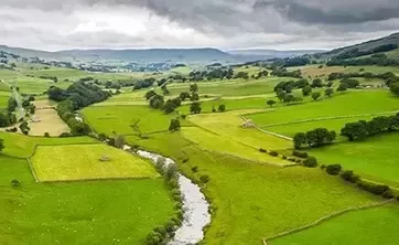 Terres agricoles avec arbres, haies et murets de pierre