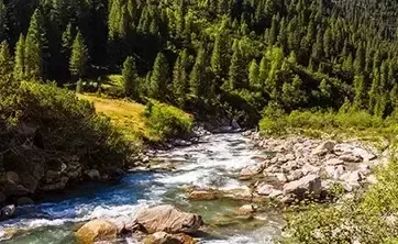 Un cours d’eau dans les montagnes 