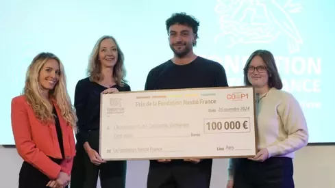 quatre personnes avec un chèque