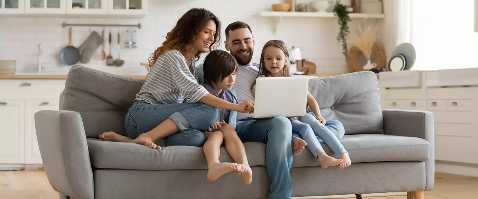 Une famille qui regarde un ordinateur
