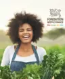 Une femme souriante avec les légumes