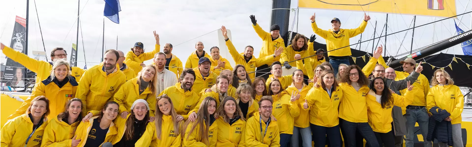 Employés Nestlé réunis en jaune