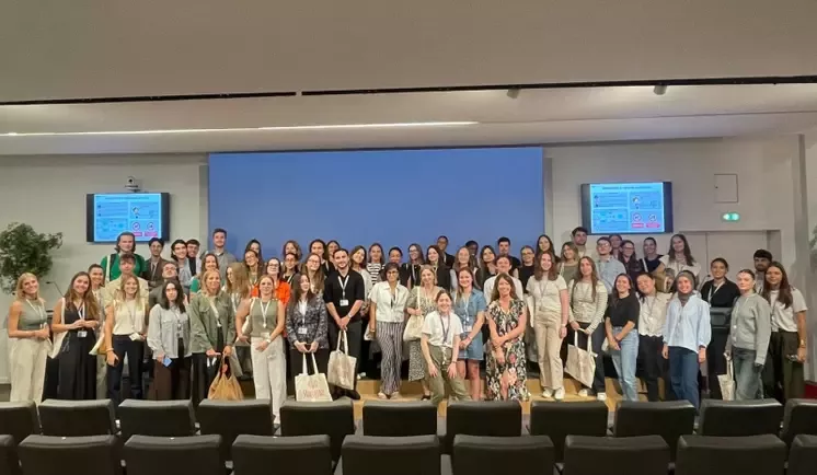 Un groupe diversifié de jeunes professionnels 