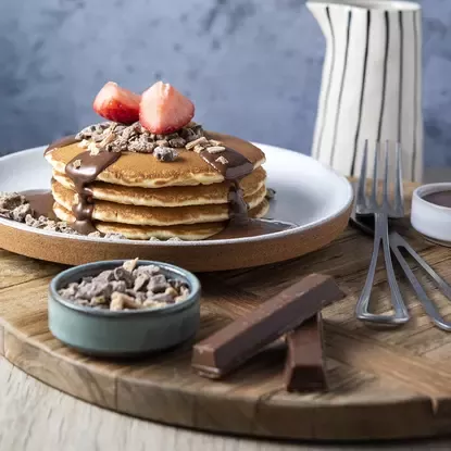 NESTLÉ® Confectionery Gâteau de Pancakes aux éclats croustillants KITKAT®