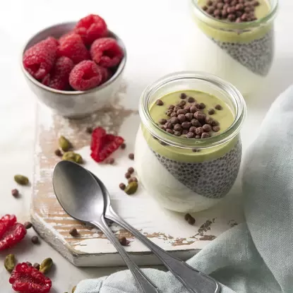 NESTLÉ® Confectionery Verrine panna cotta Graines de Chia avec billes croustillantes CRUNCH®