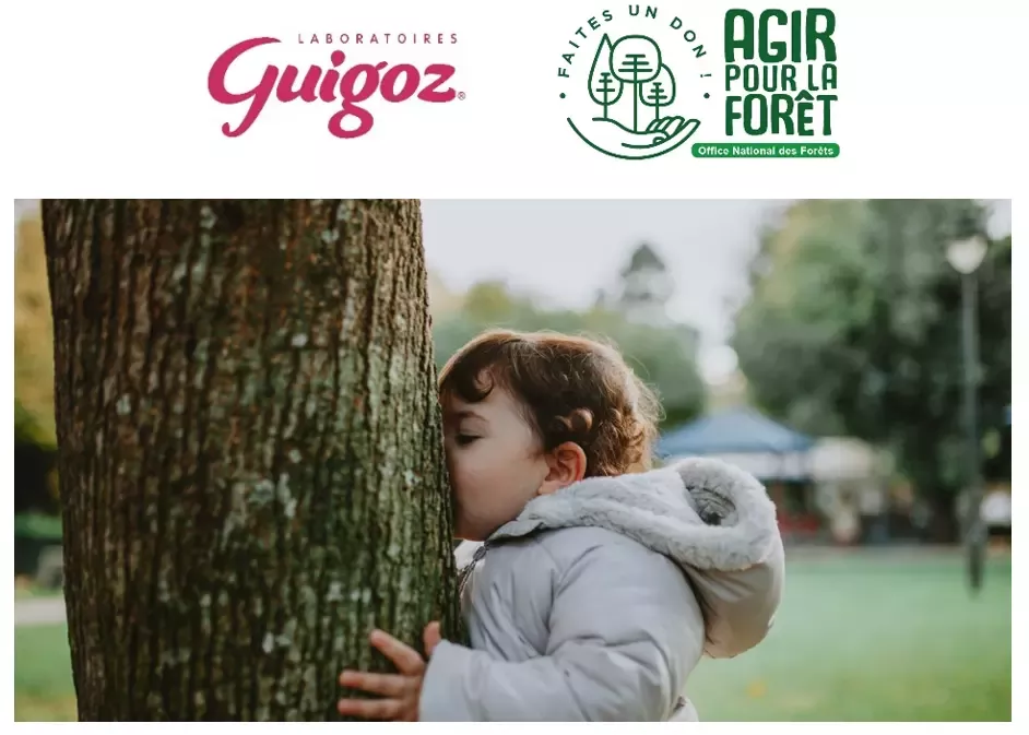 un enfant et un arbre