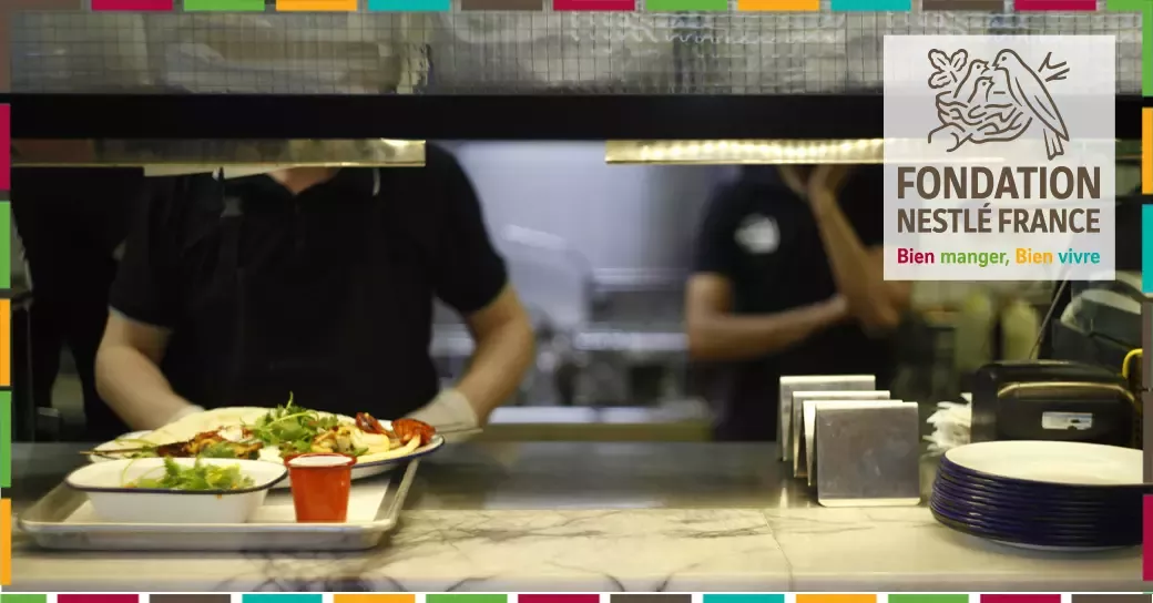 cuire et la portion de nourriture sur un plateau