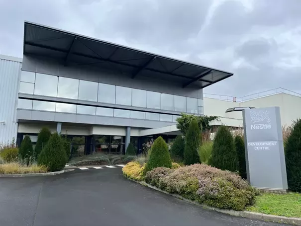 Façade du centre de recherche et développement Nestlé à Lisieux