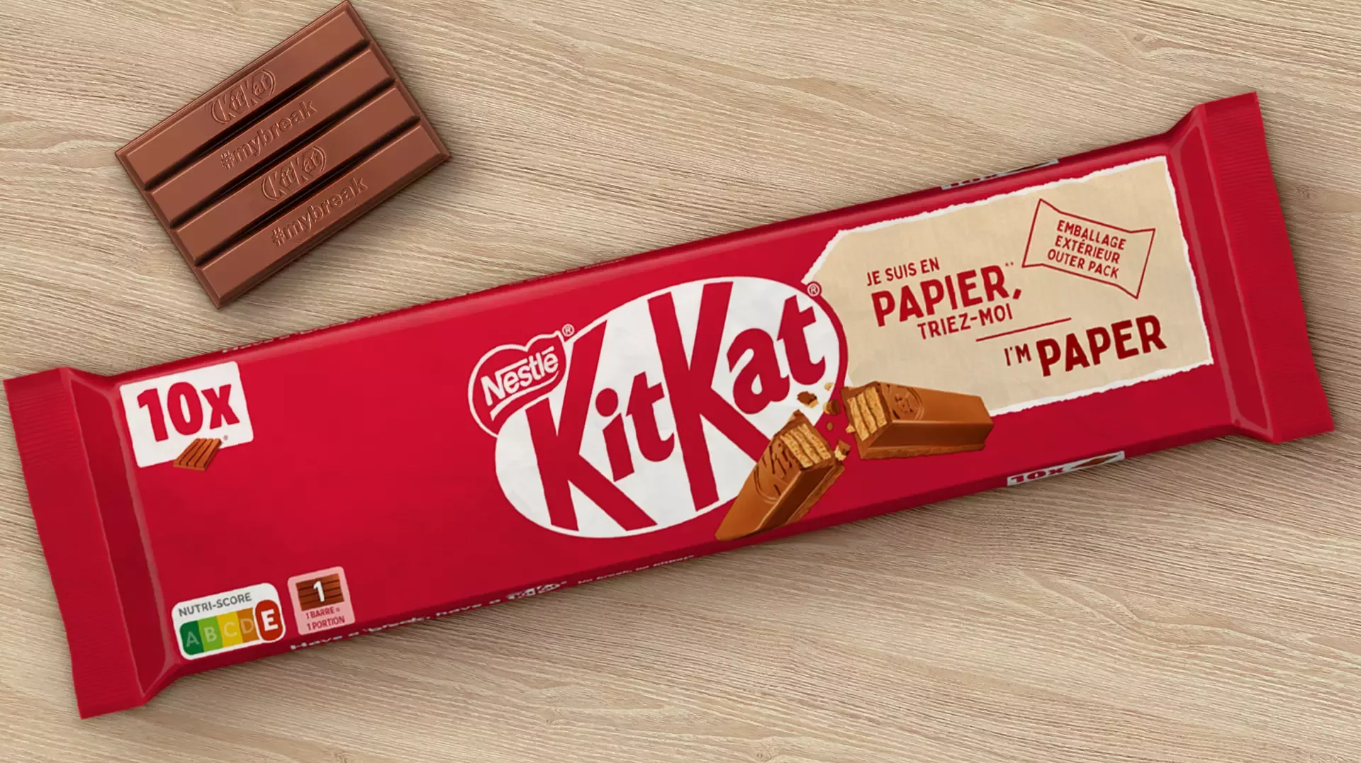 barres Kitkat sur une table en bois avec un multipack