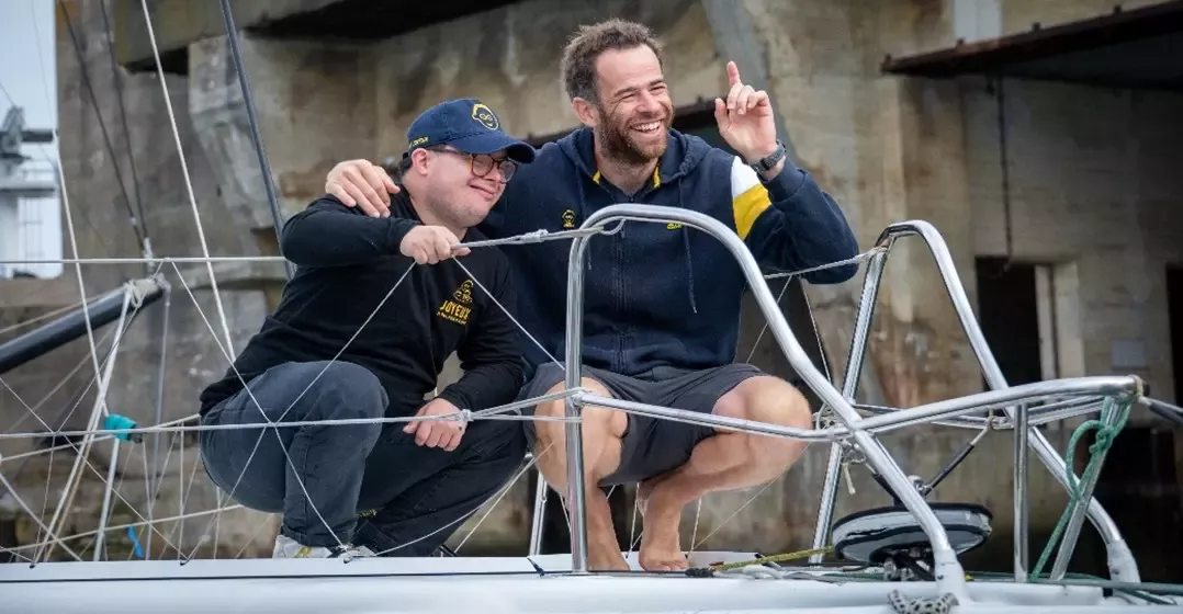 Un bateau hisse la grand-voile avec Café Joyeux