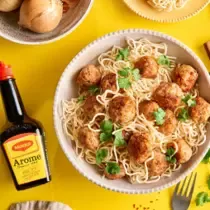 Aides culinaires et plat dans une assiette
