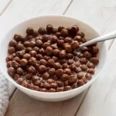 Une assiette avec le petit déjeuner céréales