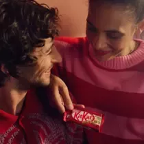 La dame traite le monsieur à kitkat