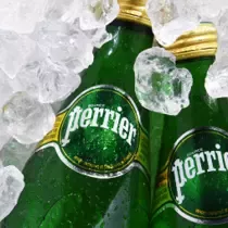 Deux bouteilles Perrier sont refroidies avec des morceaux de glace
