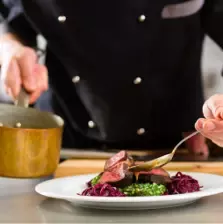 Le cuisinier dans le restaurant prépare le plat