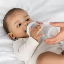 Le bébé boit au biberon