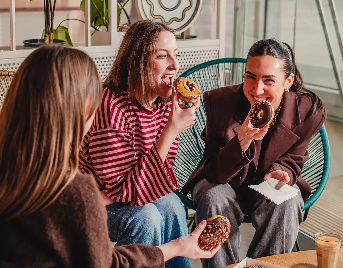 3 filles avec les donuts Krispy Kreme x KitKat