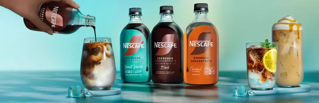 bouteilles et tasses de boissons de Nescafé Espresso Concentrate