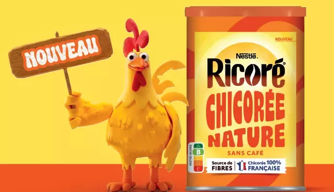 Rico avec un panneau Nouveau et une boite de Ricoré Chicorée nature