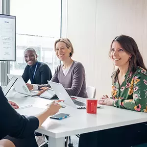 Employés en réunion collaborative