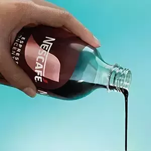 Bouteille Nescafé versant café