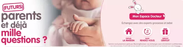 Main de bébé tenue