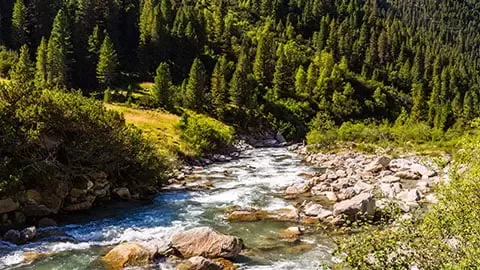 Un cours d’eau dans les montagnes